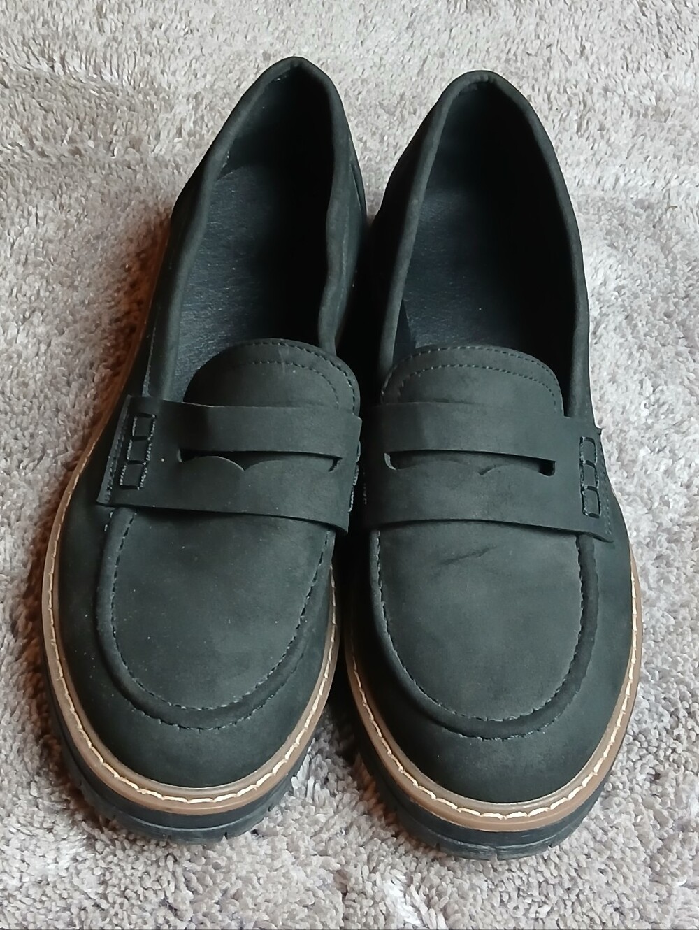Classic Toms Black Women's Loafers with Contrast Trim